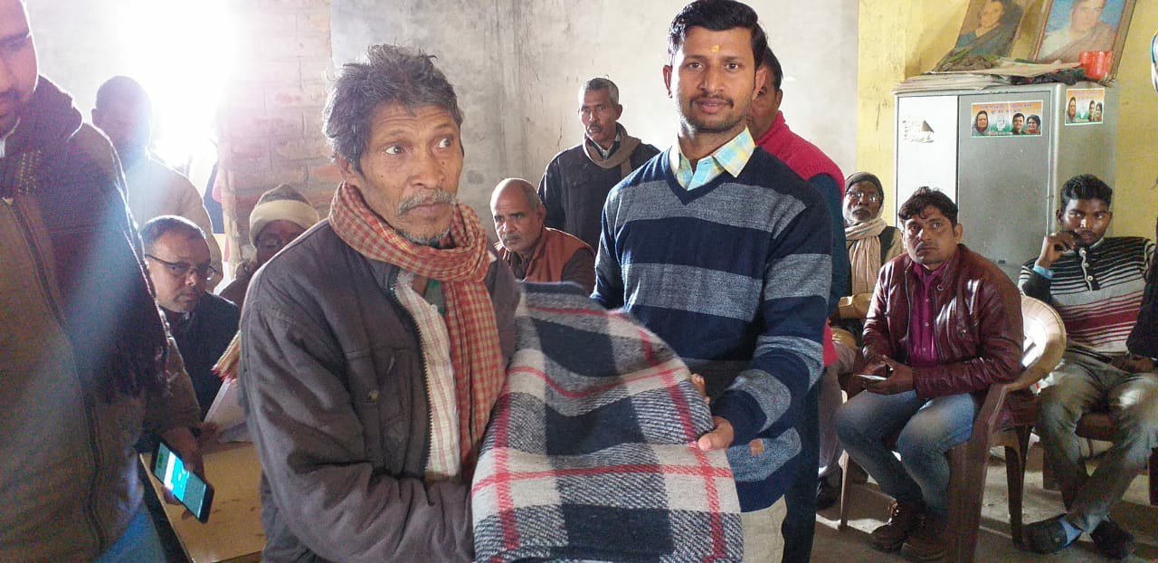 कांग्रसियों ने गरीबों को बांटे कम्बल | New India Times