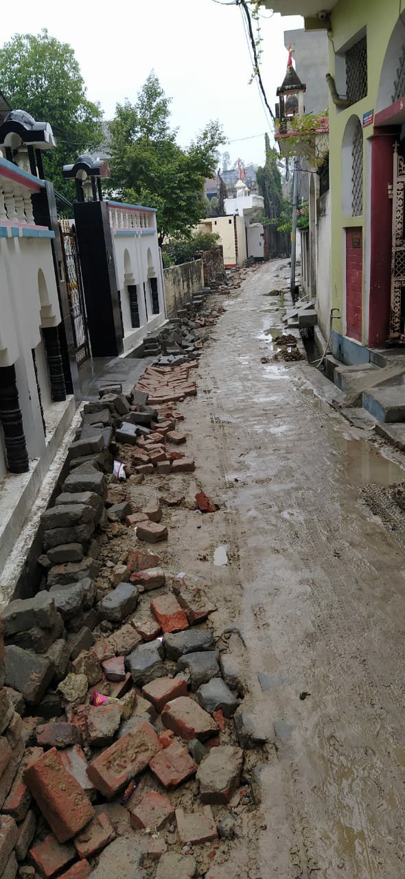 अमृत योजना के तहत शहर की सड़कों की बर्बादी का जिम्मेदार है कौन? | New India Times