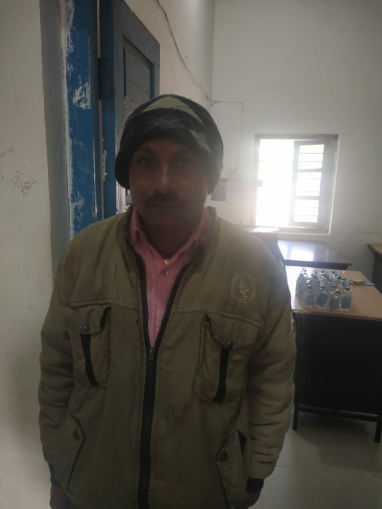 सामाजिक संगठन के सदस्यों ने अवैध देशी शराब ले जाते हुए दो आरोपियों को पकड़कर किया पुलिस के हवाले 2 सामाजिक संगठन के सदस्यों ने अवैध देशी शराब ले जाते हुए दो आरोपियों को पकड़कर किया पुलिस के हवाले | New India Times