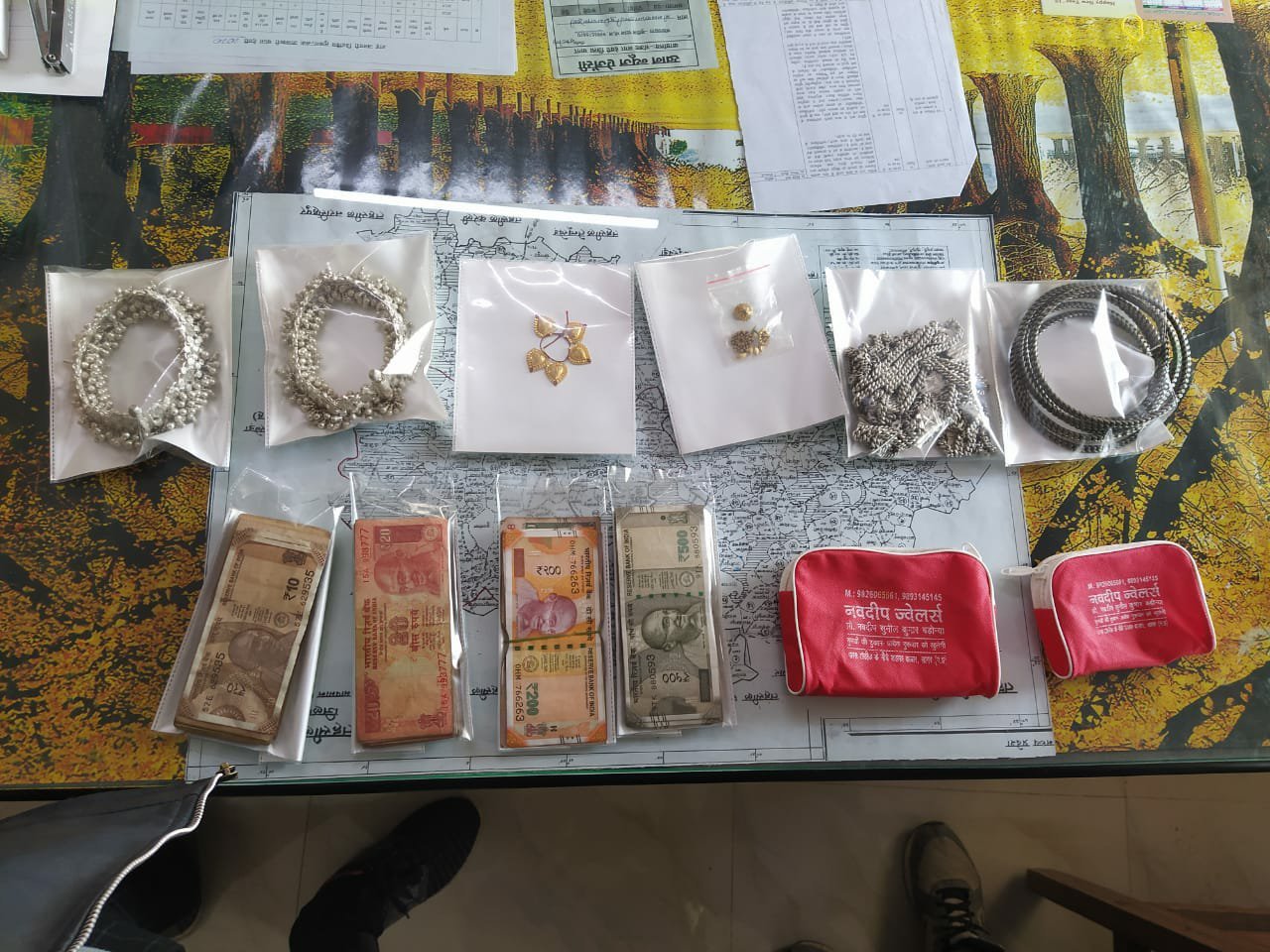 लाखों रुपए की चोरी के केस का देवरी पुलिस ने 24 घंटे में किया खुलासा, चोरी का माल व नगदी बरामद | New India Times