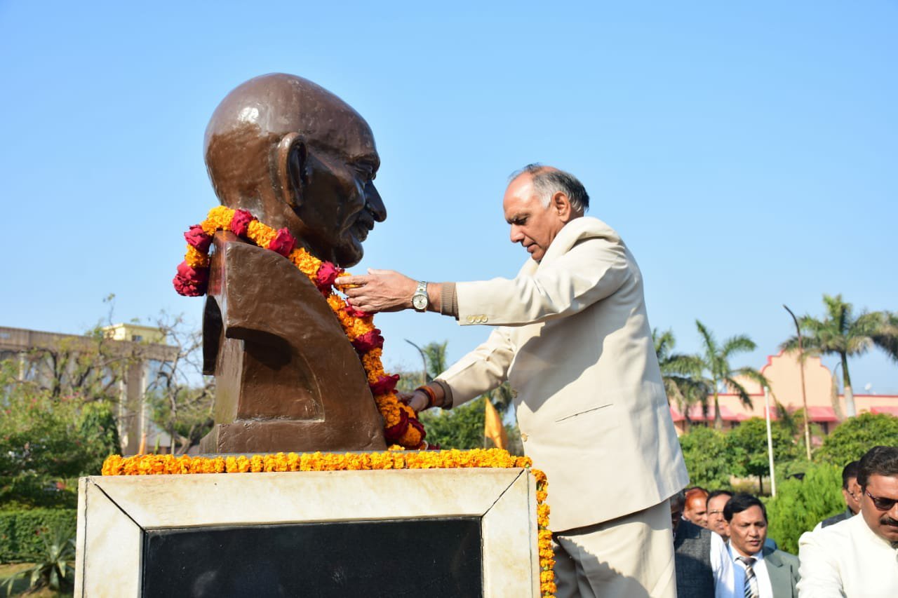 ग्रामोदय विश्वविद्यालय में कुलपति प्रो. गौतम ने किया ध्वजारोहण, नागरिक दायित्वों का पालन करें: प्रो गौतम | New India Times