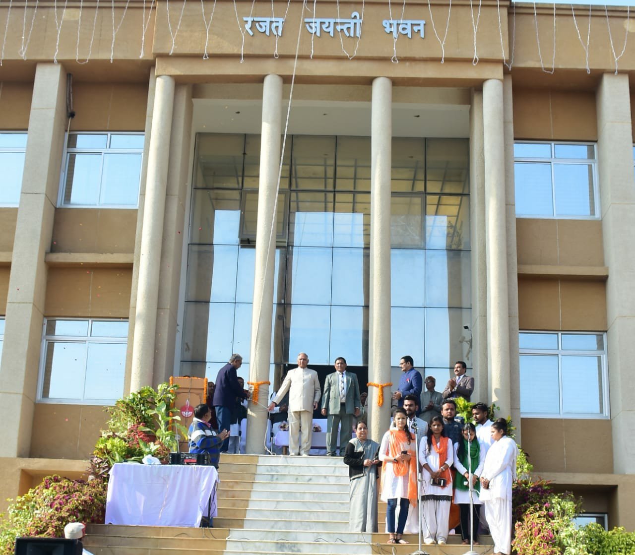 ग्रामोदय विश्वविद्यालय में कुलपति प्रो. गौतम ने किया ध्वजारोहण, नागरिक दायित्वों का पालन करें: प्रो गौतम | New India Times