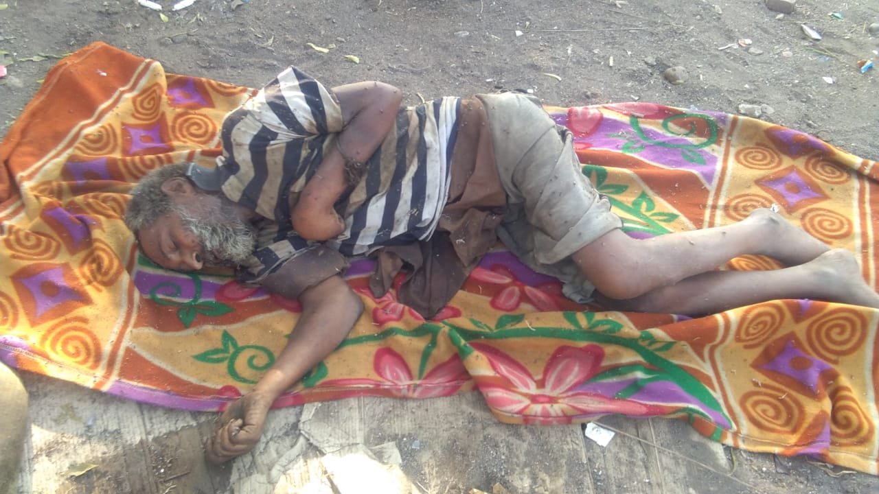 मेघनगर रेलवे स्टेशन पर भीख मांगने वाले भिखारी की ठंड से हुई मौत | New India Times