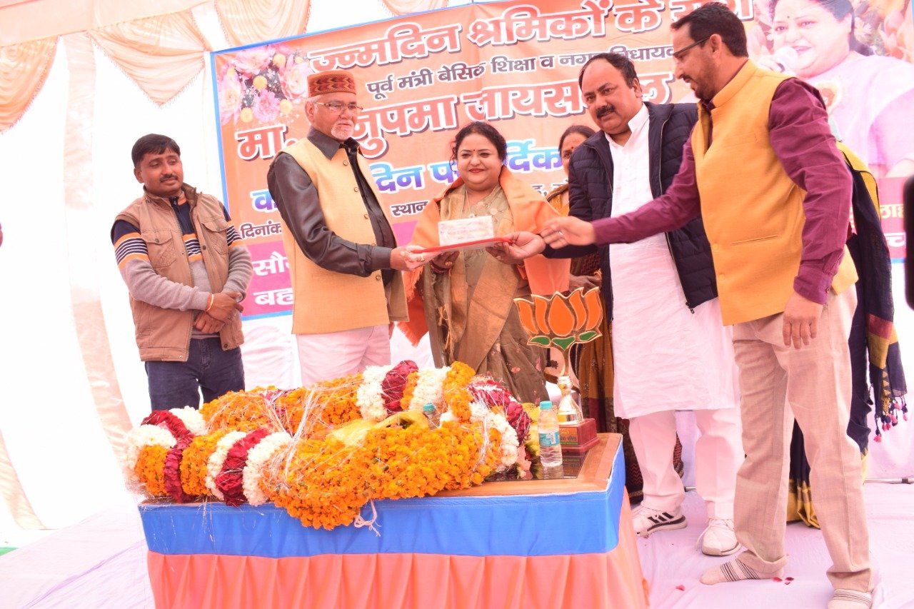 पूर्व मंत्री अनुपमा जयसवाल ने श्रमिकों के साथ मनाया अपना जन्मदिन, कहा "मानव सेवा ही माधव सेवा है" | New India Times