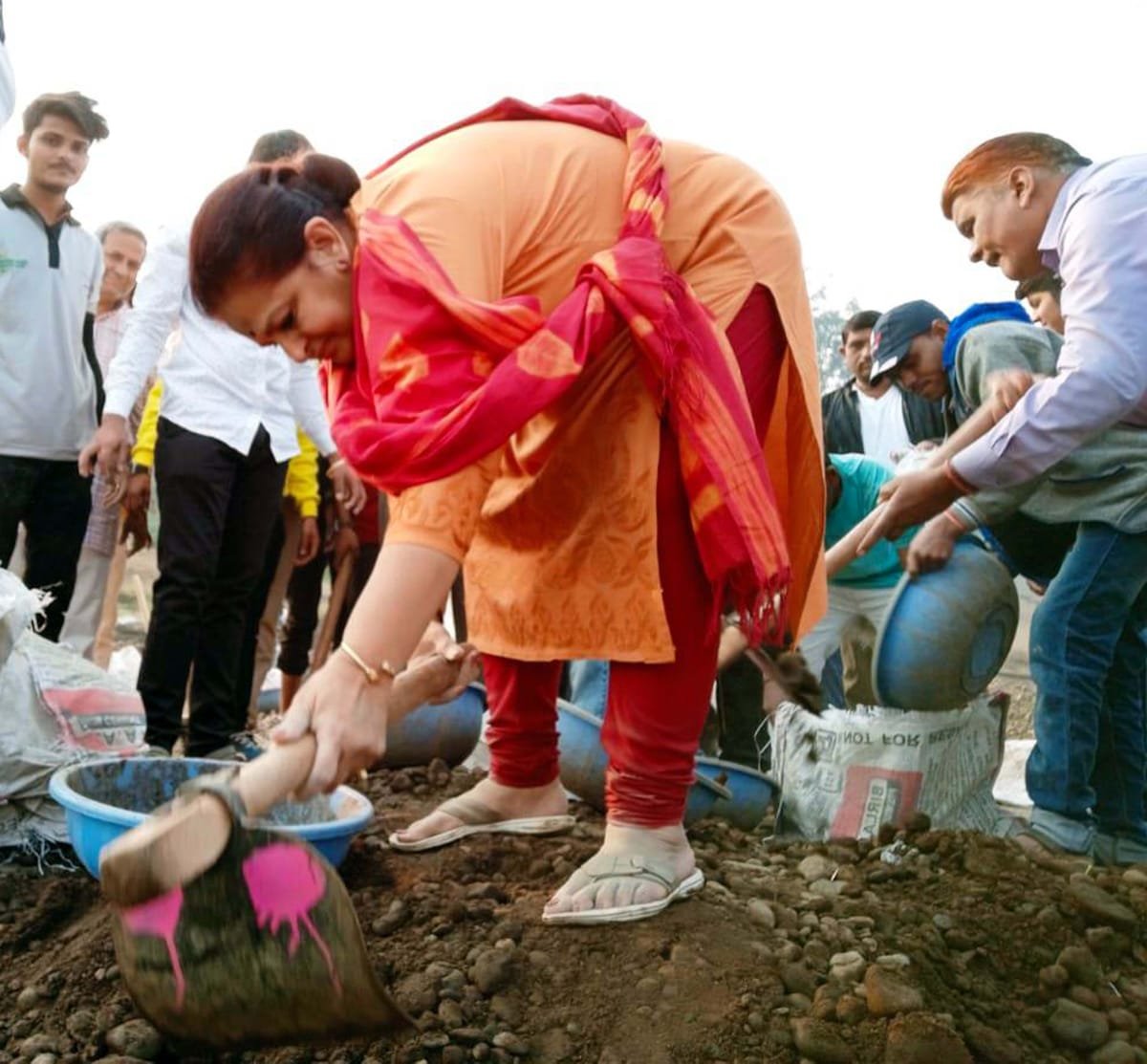 पूर्व मंत्री श्रीमती अर्चना चिटनिस दीदी के साथ जनप्रतिनिधियों, अधिकारियों और नागरिकों ने श्रमदान कर किया बोरी बंधान | New India Times