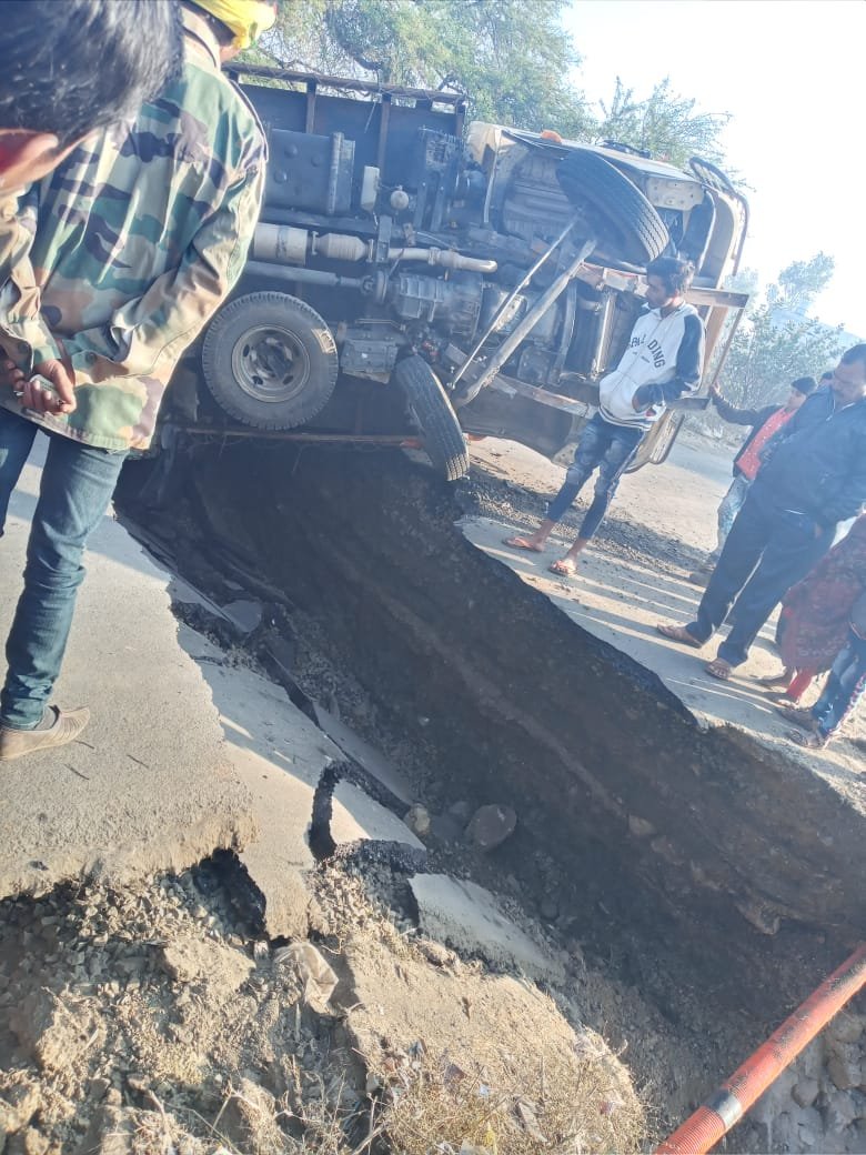 अचानक पुल टूटने से कपास से भरा ट्रक पलटा, ड्राइवर घायल | New India Times