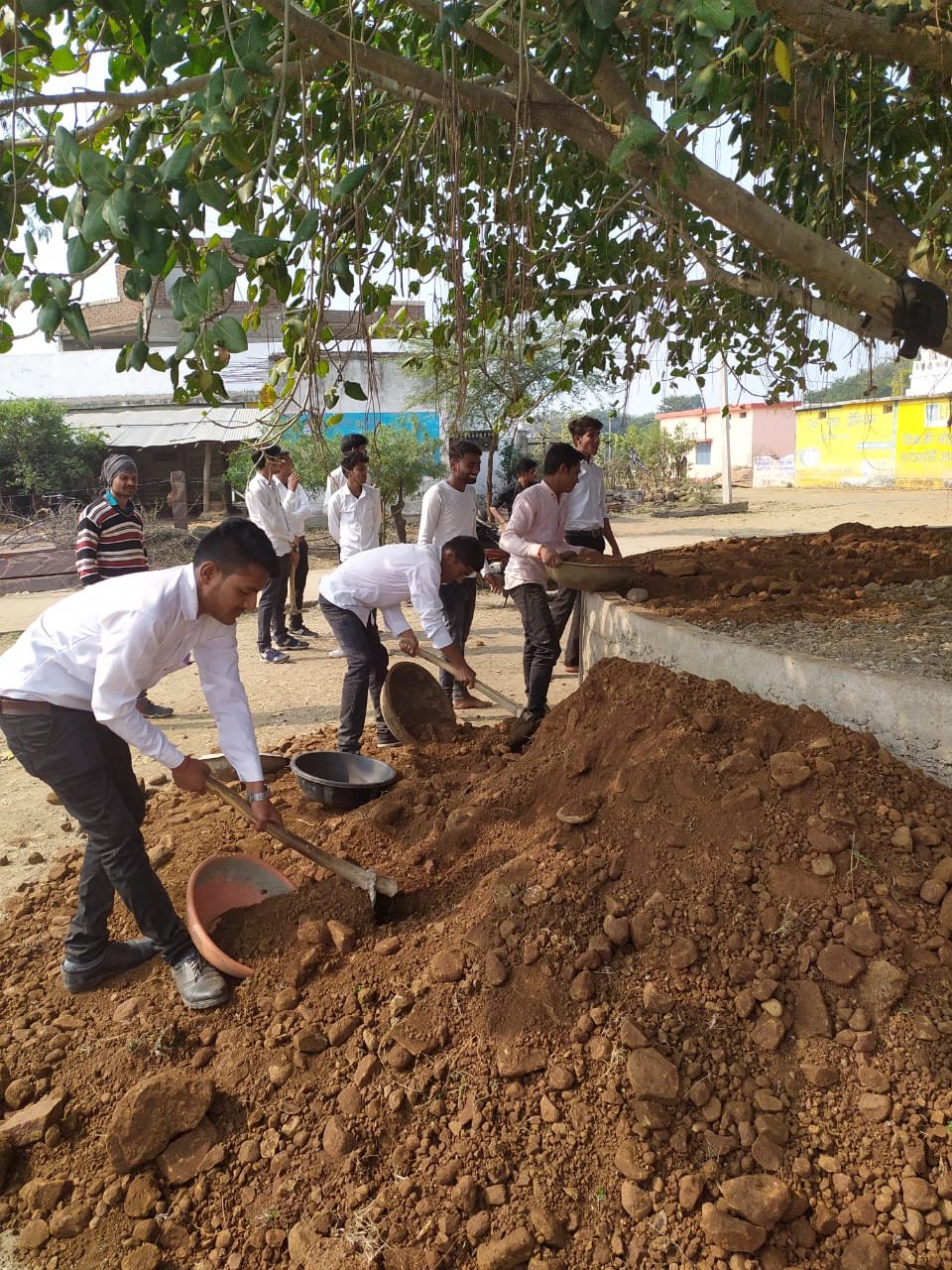 राष्ट्रीय सेवा योजना शिविर ससना में बी.के.पी. महाविद्यालय के छात्रों द्वारा पांचवें दिन भी किया गया श्रमदान | New India Times