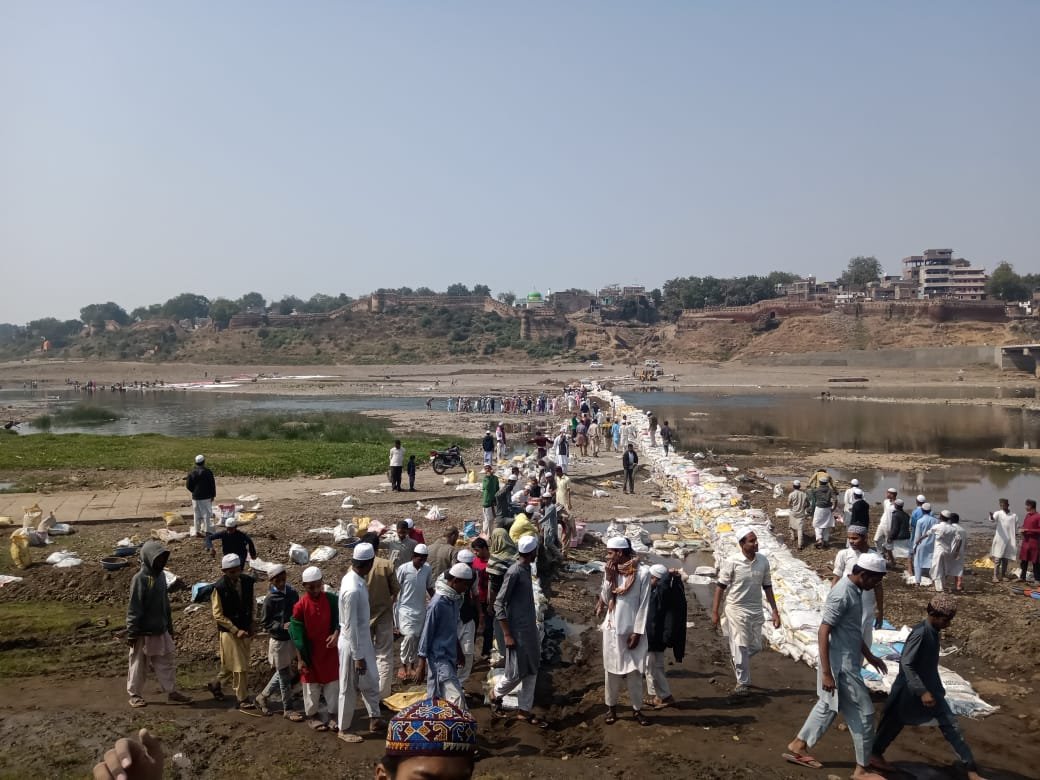 मदरसा दारुल उलूम शेख़ अली मुत्तकी बुरहानपुर के छात्रों और उलेमाओं ने बोरी बंधान कार्य में किया श्रमदान | New India Times