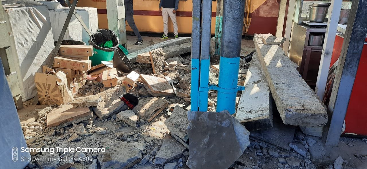 भोपाल रेलवे स्टेशन पर फुटओवर ब्रिज का एक हिस्सा अचानक गिरा, आधा दर्जन से अधिक लोग हुए घायल | New India Times