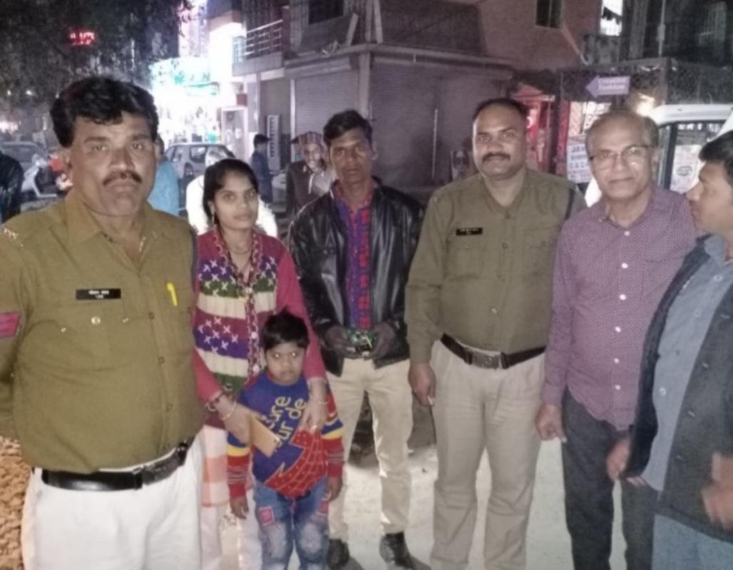 थाना पिपलानी FRV-32 की सजगता से 7 साल के मंद बुद्धि बच्चे को सही सलामत किया गया माता-पिता के सुपुर्द | New India Times