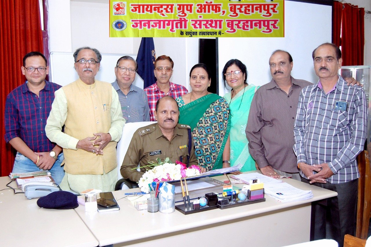 जायंट्स ग्रुप व जनजागृति संस्था के पदाधिकारियों ने नवागत एसपी से सौजन्य भेंट कर किया स्वागत | New India Times
