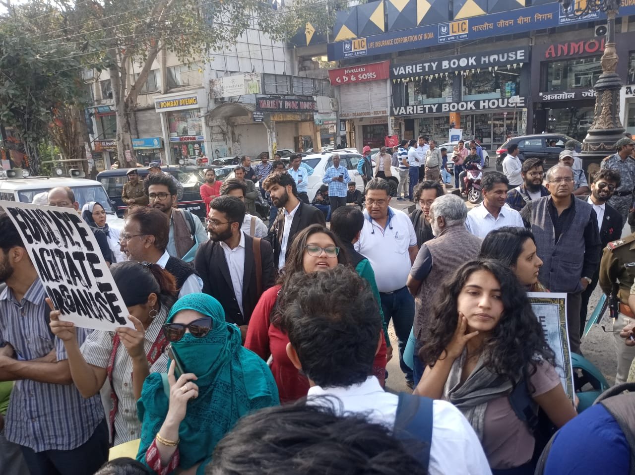 मध्य प्रदेश लोकतांत्रिक अधिकार मंच के तत्वाधान में भोपाल की जनता ने दिल्ली हिंसा के खिलाफ विरोध प्रदर्शन कर राज्यपाल को सौंपा ज्ञापन | New India Times