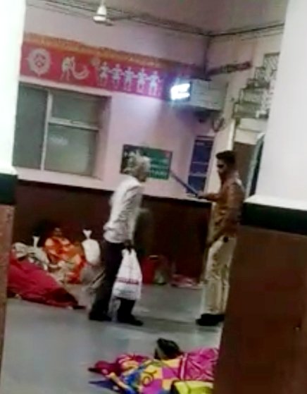 दमोह रेलवे स्टेशन पर जीआरपी पुलिस की गुंडागर्दी, प्लेटफार्म पर सो रहे बेकसूर लोगों पर भांजी लाठियां | New India Times