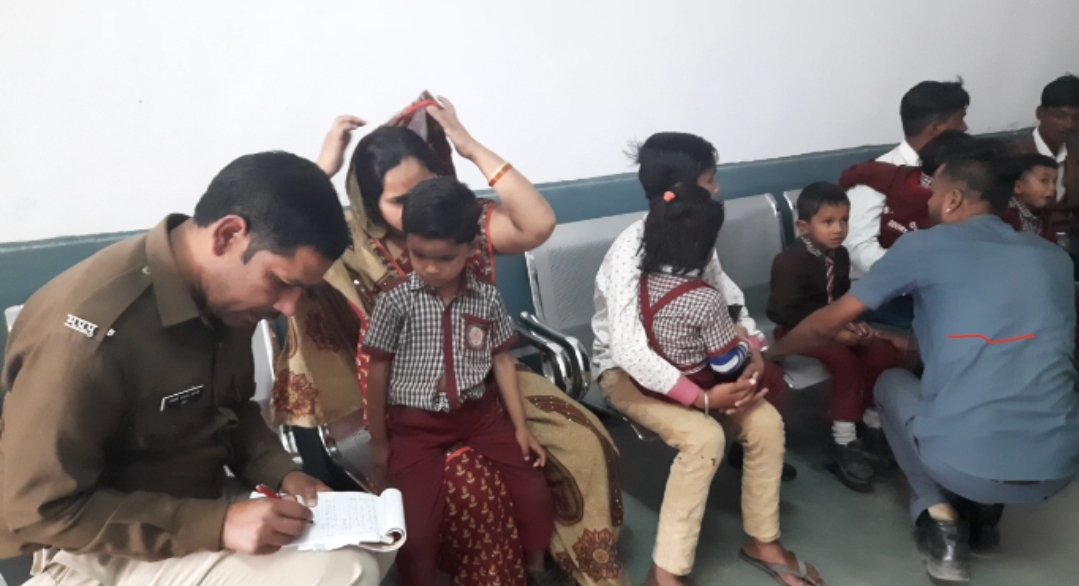 स्कूल ईको वैन-ट्रैक्टर-बाइक की भिड़ंत में दो व्यक्ति गंभीर रूप घायल व दो स्कूली बच्चे भी हुए घायल | New India Times