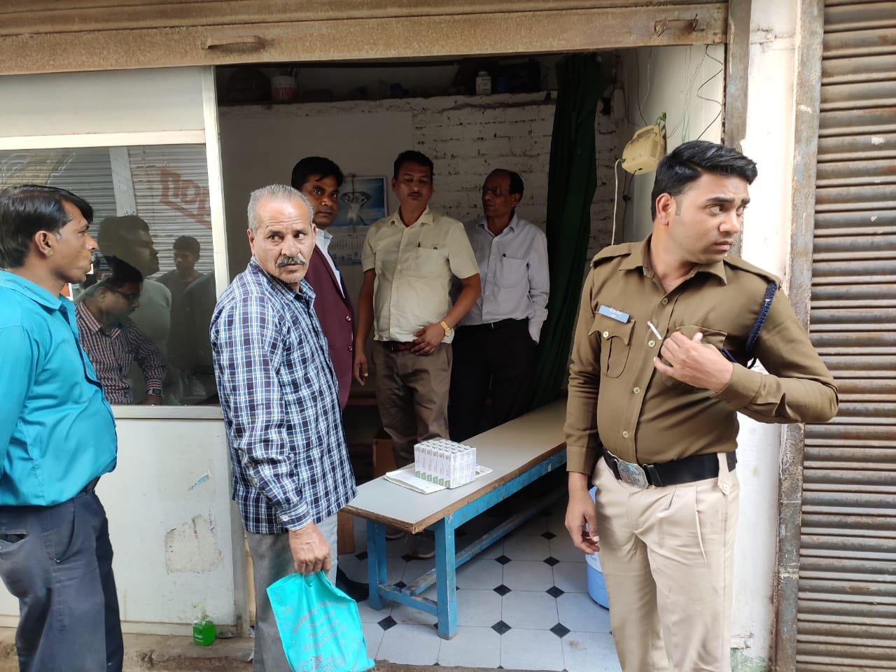 शिकायत के बाद जागा प्रशासन, चार झोलाछाप डिस्पेंसरी सील, निरीक्षण में मिले अंग्रेजी दवाएं, सिरिंज एवं औजार | New India Times