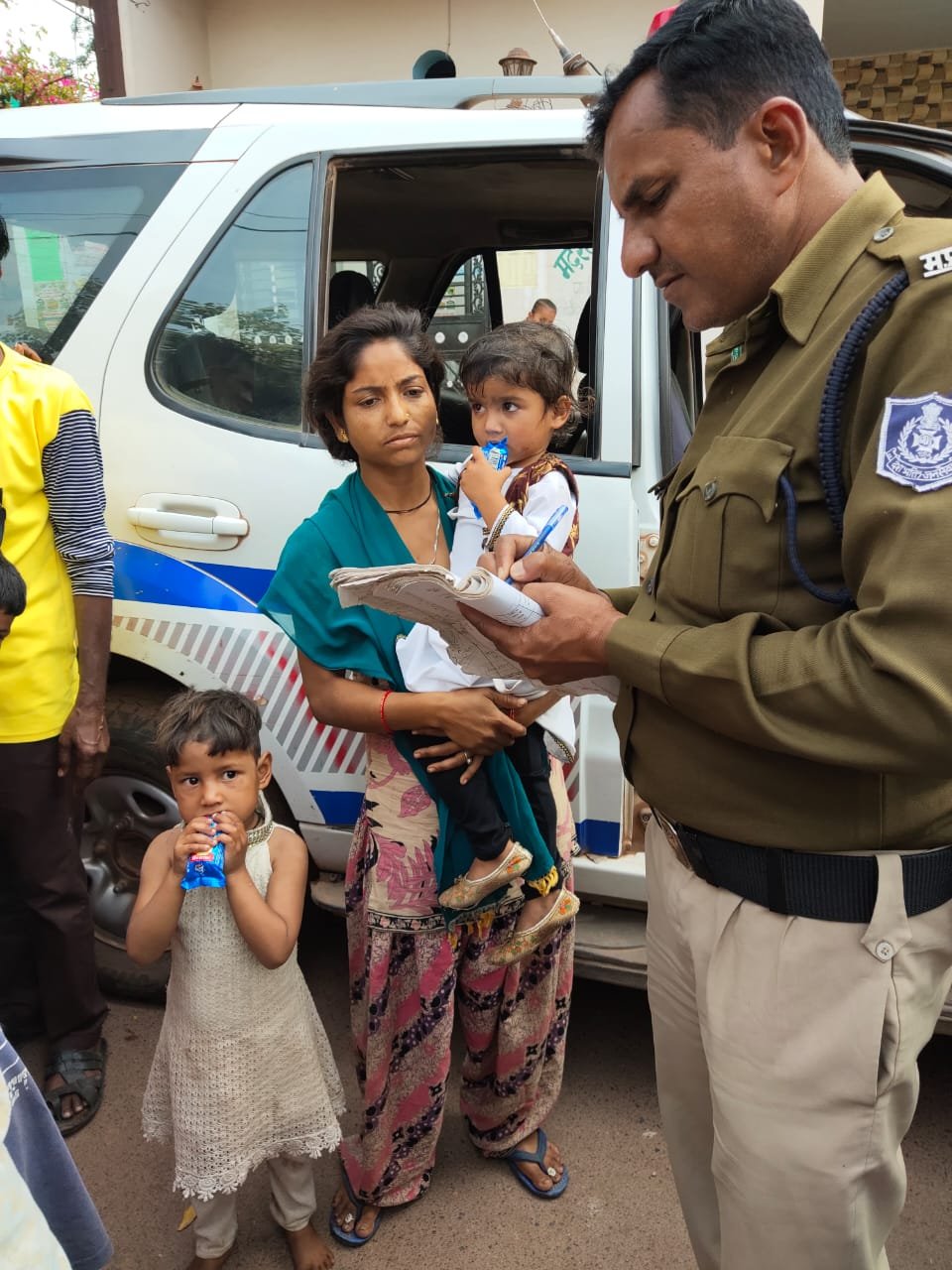 घर की राह भटके दो मासूम बच्चों को डायल-100 पुलिस ने परिजनों से मिलाया | New India Times