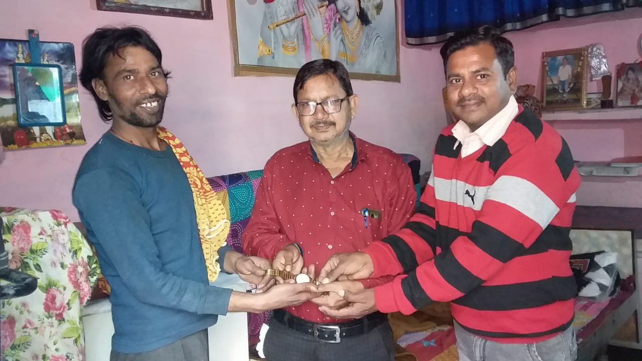 टैक्सी चालक ने पेश की ईमानदारी की मिसाल, एक माह पहले मिली हाथ घड़ी यात्री को पहचानकर की वापस | New India Times