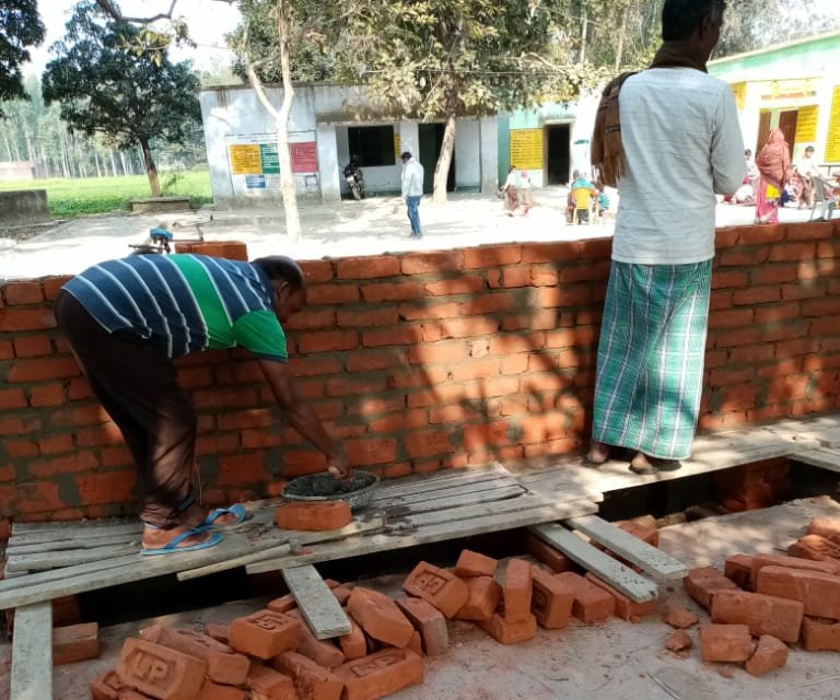 प्रधान और सेक्रेटरी को ही पता ही नहीं कि स्कूल की बाउंड्री में क्या हो रहा है | New India Times