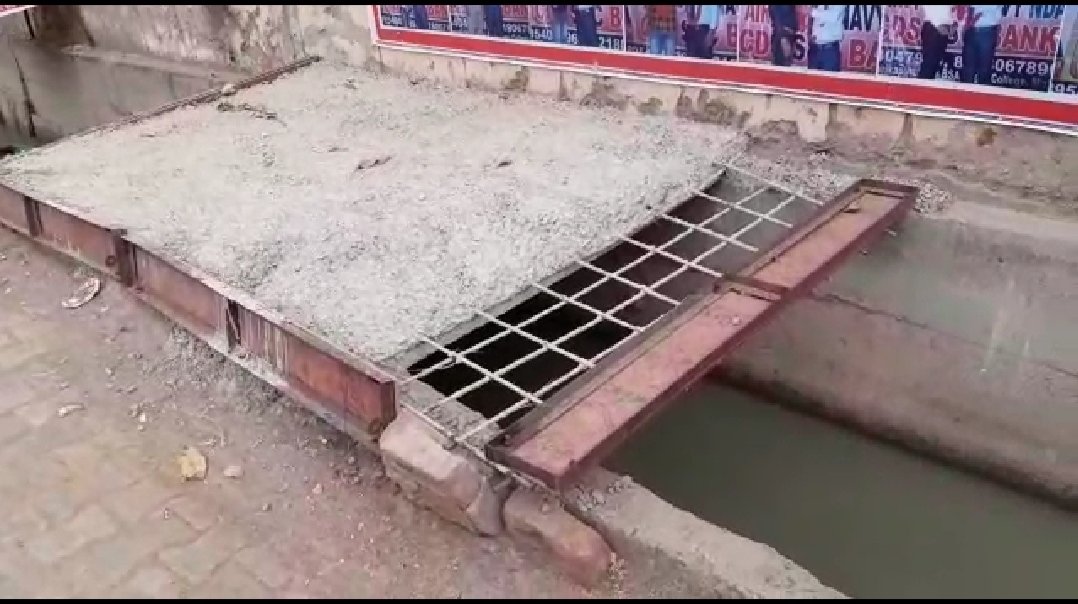 नाले को ढकने के लिए किया जा रहा है घटिया सामग्री का इस्तेमाल, समाजसेवी विनोद दीक्षित ने निर्माण कार्यों का निरीक्षण कर किया खुलासा | New India Times