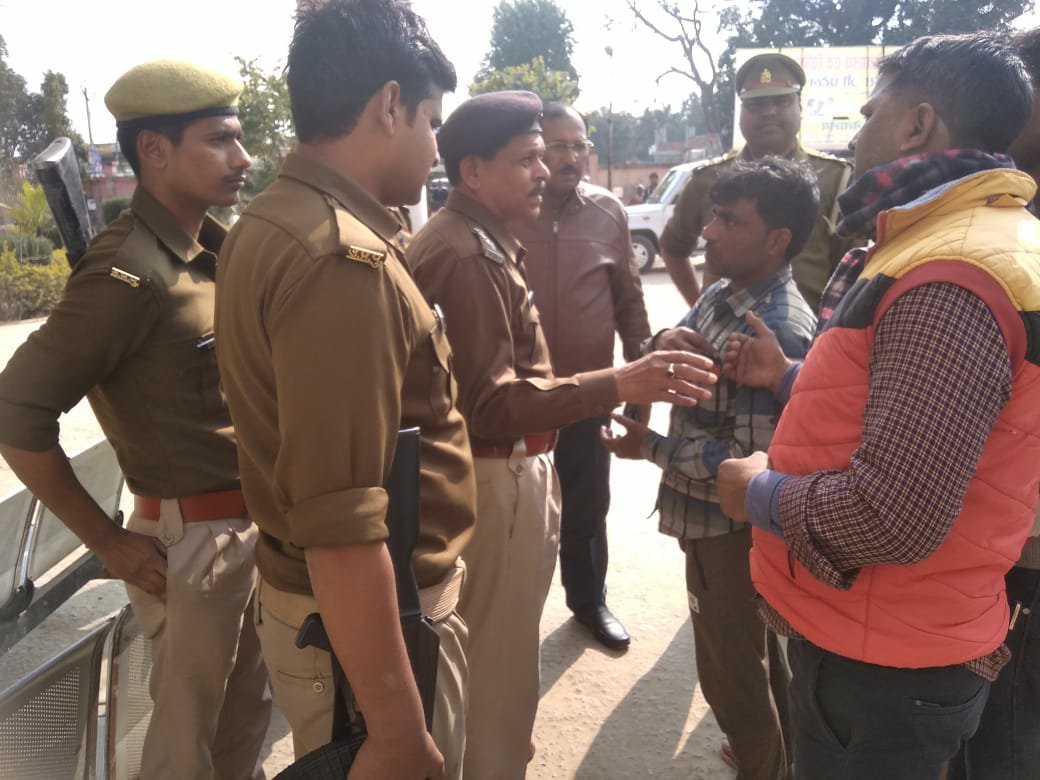 पुलिस की छापामारी में आरटीओ के दलालों में मची खलबली | New India Times