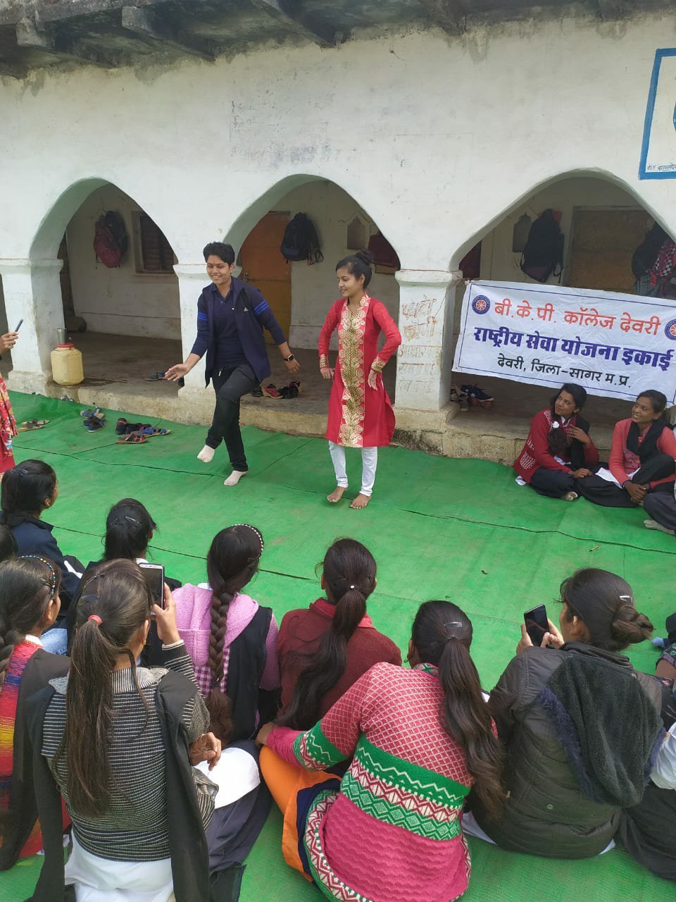 राष्ट्रीय सेवा योजना शिविर ससना में बी.के.पी. महाविद्यालय के छात्रों द्वारा पांचवें दिन भी किया गया श्रमदान | New India Times