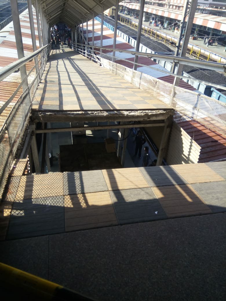 भोपाल रेलवे स्टेशन पर फुटओवर ब्रिज का एक हिस्सा अचानक गिरा, आधा दर्जन से अधिक लोग हुए घायल | New India Times