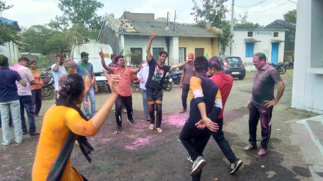 मेघनगर में रंग गुलाल अबीर व फूलों की वर्षा कर पुलिस ने खेली होली | New India Times