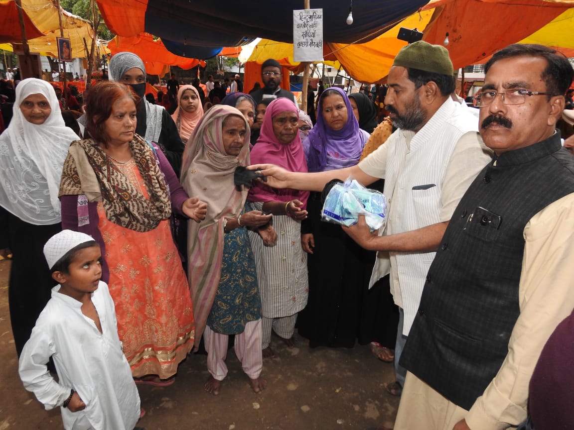 मंसूर अली पार्क इलाहाबाद में हिन्दू मुस्लिम सदभाव मंच ने कोरोना वायरस से बचाव के लिए बांटे निःशुल्क मास्क | New India Times