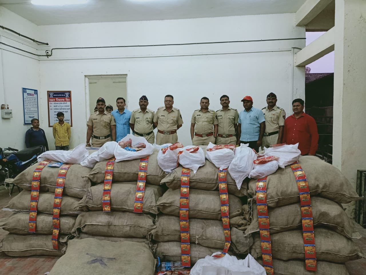 मुंबई-आगरा नेशनल हाईवे चालीसगांव में लाखों के अवैध गुटखा के साथ दो आरोपियों को पुलिस ने किया गिरफ्तार | New India Times