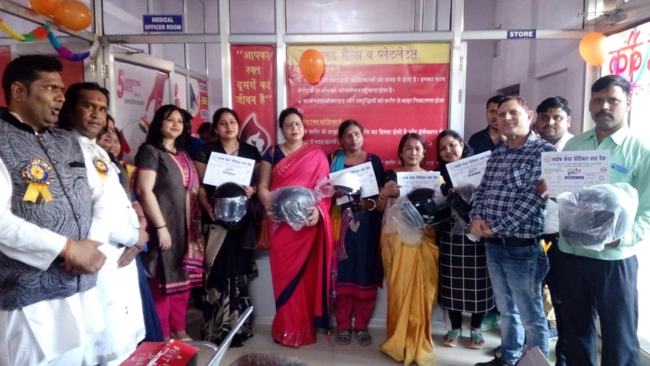 रक्तदान शिविर में लोगों ने किया बढ़-चढ़कर रक्तदान, बड़ी संख्या में महिलाओं ने भी किया रक्तदान, सभी रक्त दाताओं को दिया गया हेल्मेट | New India Times