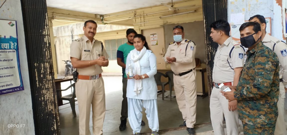 पुलिस अधीक्षक नवनीत भसीन के निर्देश पर जिले के विभिन्न थानों एवं कार्यालयों में कोरोना वायरस से बचने के लिए पुलिस कर्मियों को किये गये मास्क और सेनेटाइजर वितरित | New India Times