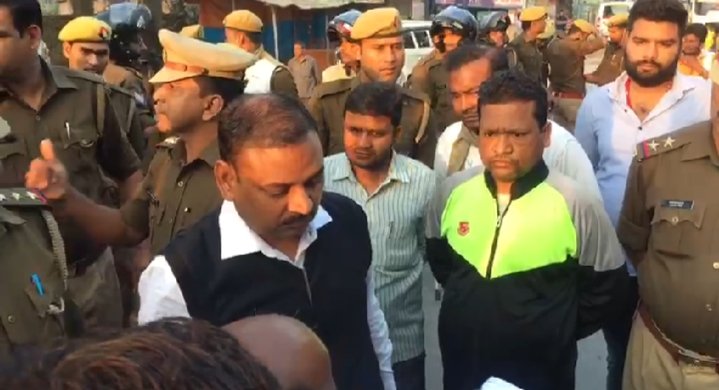 बीजेपी नेता के दबाव में प्रशासन द्वारा एक परिवार को बेघर करने का आरोप | New India Times