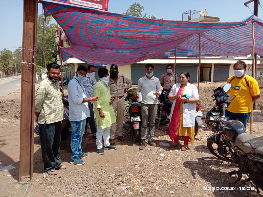 झाबुआ जिले में लाॅक डाउन कर्फ्यू: जनता रही घरों में व प्रशासन व समाजसेवियों ने किये सेवा कार्य, राष्ट्रीय मानवाधिकार एवं महिला बाल विकास आयोग ने बांटी दवाई व पिलाया काढ़ा | New India Times