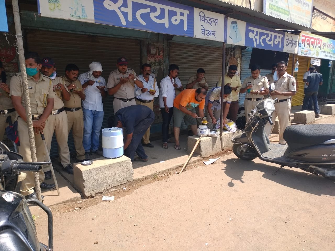 लाॅक डाउन का पालन न करने वाले बीजेपी नेता के भतीजे द्वारा यह कहना कि "मैं जामनेर चलाता हूं" पर क्या चला कानून का डंडा? | New India Times