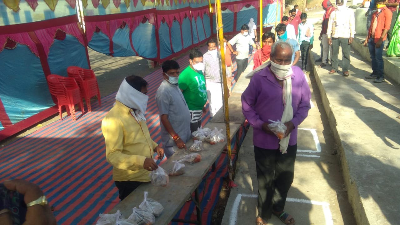 झाबुआ जिले के प्रसिद्ध समाजसेवियों का सराहनीय कार्य: मध्यप्रदेश, गुजरात, राजस्थान आदि के गांव, शहरों व कस्बों से अपने घर पैदल जा रहे गरीब मजबूरों के खाने-पीने, दवाई व सवारी का किया इंतजाम | New India Times