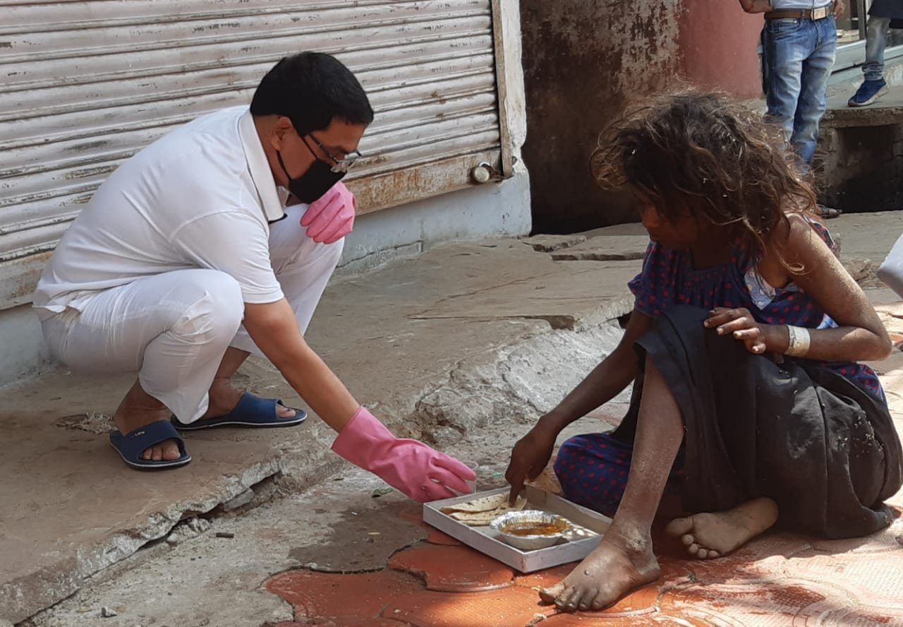 मप्र कांग्रेस के कार्यकारी अध्यक्ष श्री सुरेन्द्र चौधरी ने मानवता और जनसेवा का दिया संदेश, कोरोना वायरस, लॉक डाउन के चलते भूखी-प्यासी महिला को कर सेनेटराइज कराया भोजन-पानी | New India Times