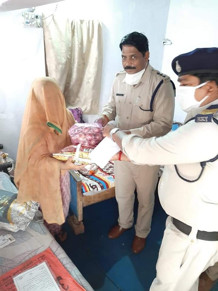 भोपाल पुलिस ने असहाय वृद्ध महिला के घर राशन पहुंचाकर पेश की मानवता की मिसाल | New India Times