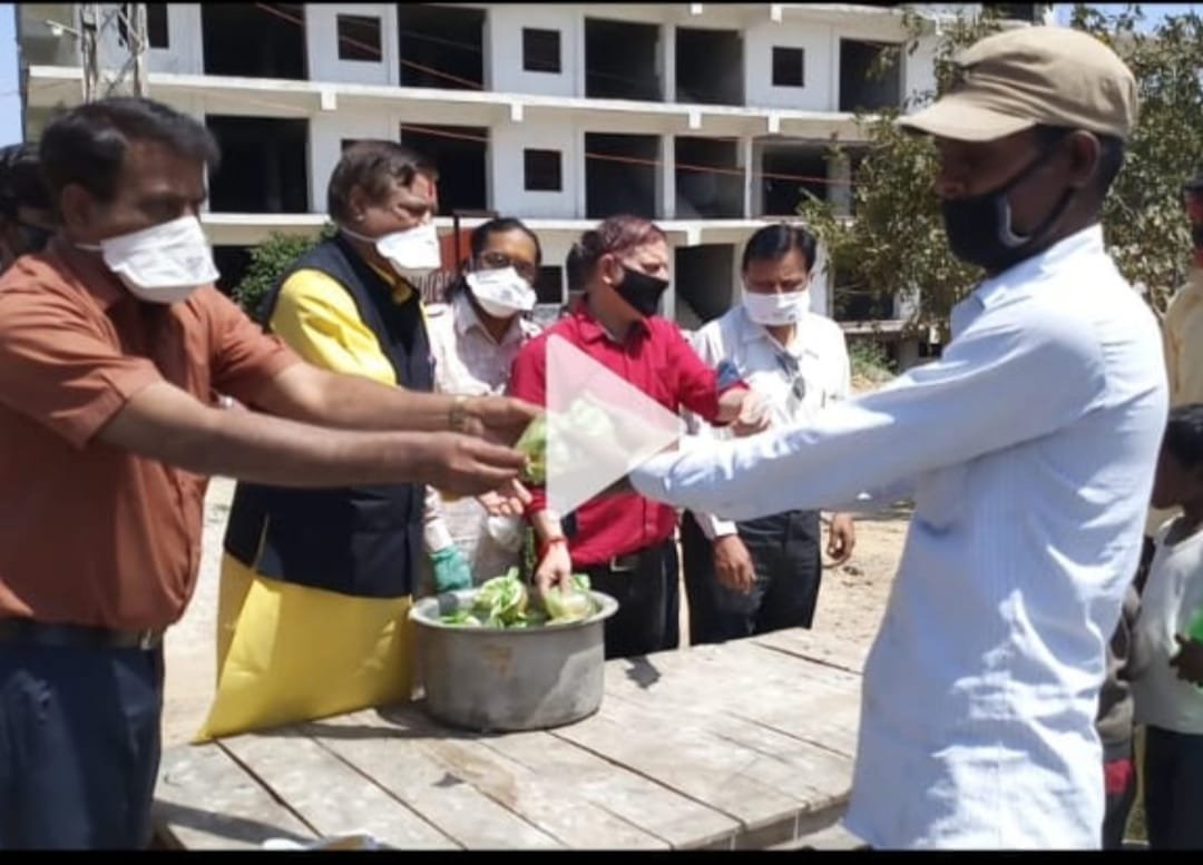 ब्रज यातायात एवं पर्यावरण जन जागरूकता समिति उत्तर प्रदेश व वैष्णव पैथोलॉजी के द्वारा जरूरतमंदों को किया गया मास्क व भोजन वितरण | New India Times