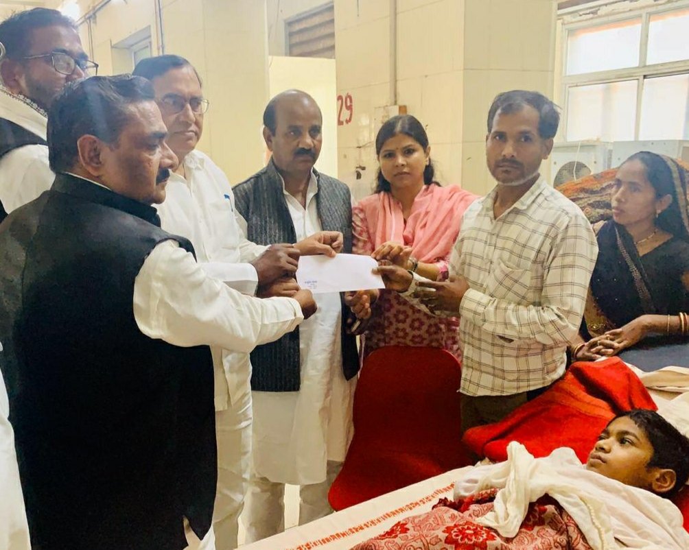 हंडिया थाना क्षेत्र के शिवपुर गांव निवासी आशीष पाल के दबंगों द्वारा दोनों हाथ काट दिए जाने की सपा के राष्ट्रीय अध्यक्ष श्री अखिलेश यादव ने की कड़े शब्दों में निंदा, पार्टी कोष से की आर्थिक मदद, परिजन को सौंपा चेक | New India Times