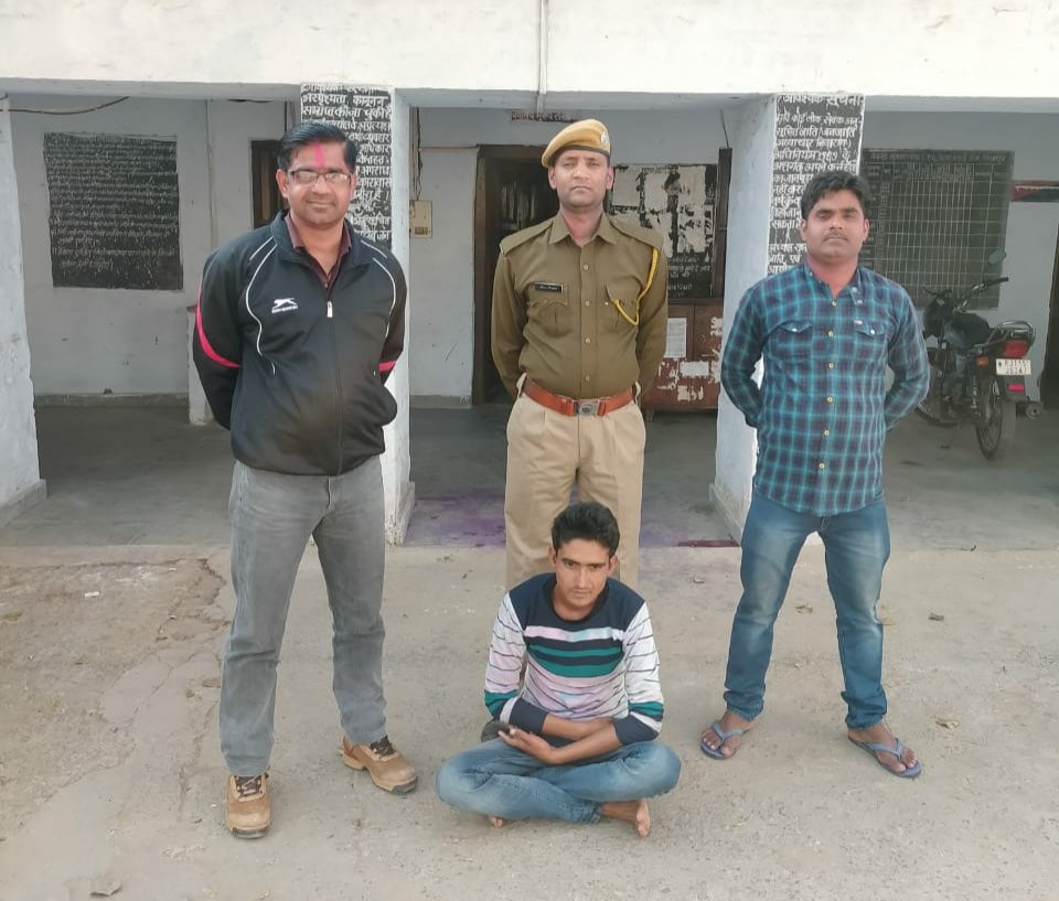 धौलपुर पुलिस ने विधायक श्री गिर्राज सिंह मलिंगा व कैबिनेट मंत्री श्री रमेश मीणा के बारे में सोशल मीडिया पर अभद्र भाषा का प्रयोग कर वीडियो वायरल करने वाले बदमाश सीताराम गुर्जर व धर्मेन्द्र उर्फ लुक्का गिरोह के एक सदस्य को किया गिरफ्तार | New India Times