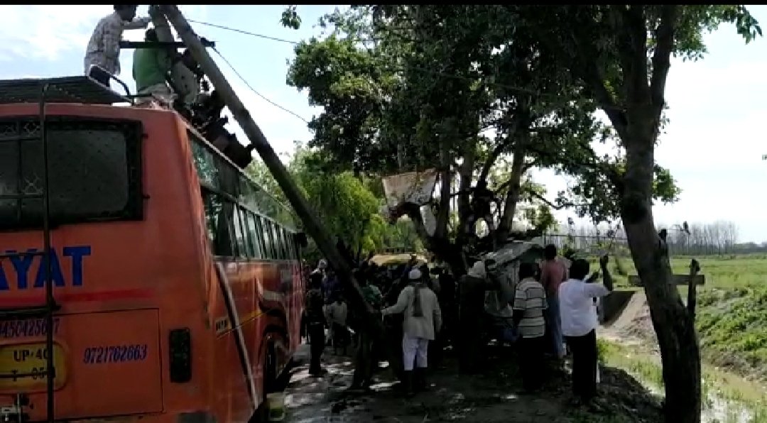 ट्रांसफर सहित बिजली का खंभा बस पर गिरा, बस में सवार लगभग 50 यात्रियों की बाल-बाल बची जान | New India Times