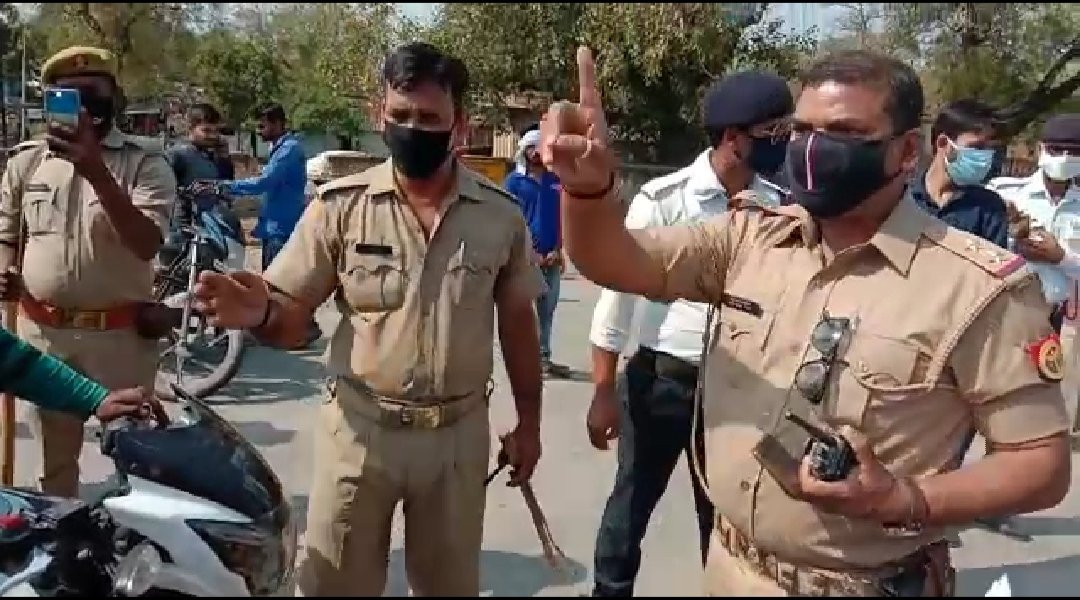 सावधान! पुलिस लॉक डाउन के नाम पर पत्रकारों से ले रही है बदला, चौकी प्रभारी ने पत्रकार की बाइक में भोंका सूजा और मारने के लिए तानी लाठी | New India Times