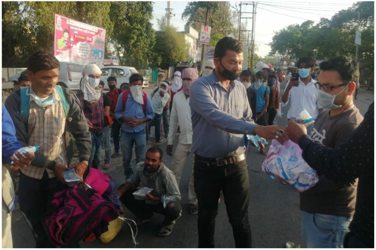 आईपजा की ओर से पत्रकारों ने लॉक डाउन के दौरान ज़रूरतमंदों को खिलाया खाना | New India Times