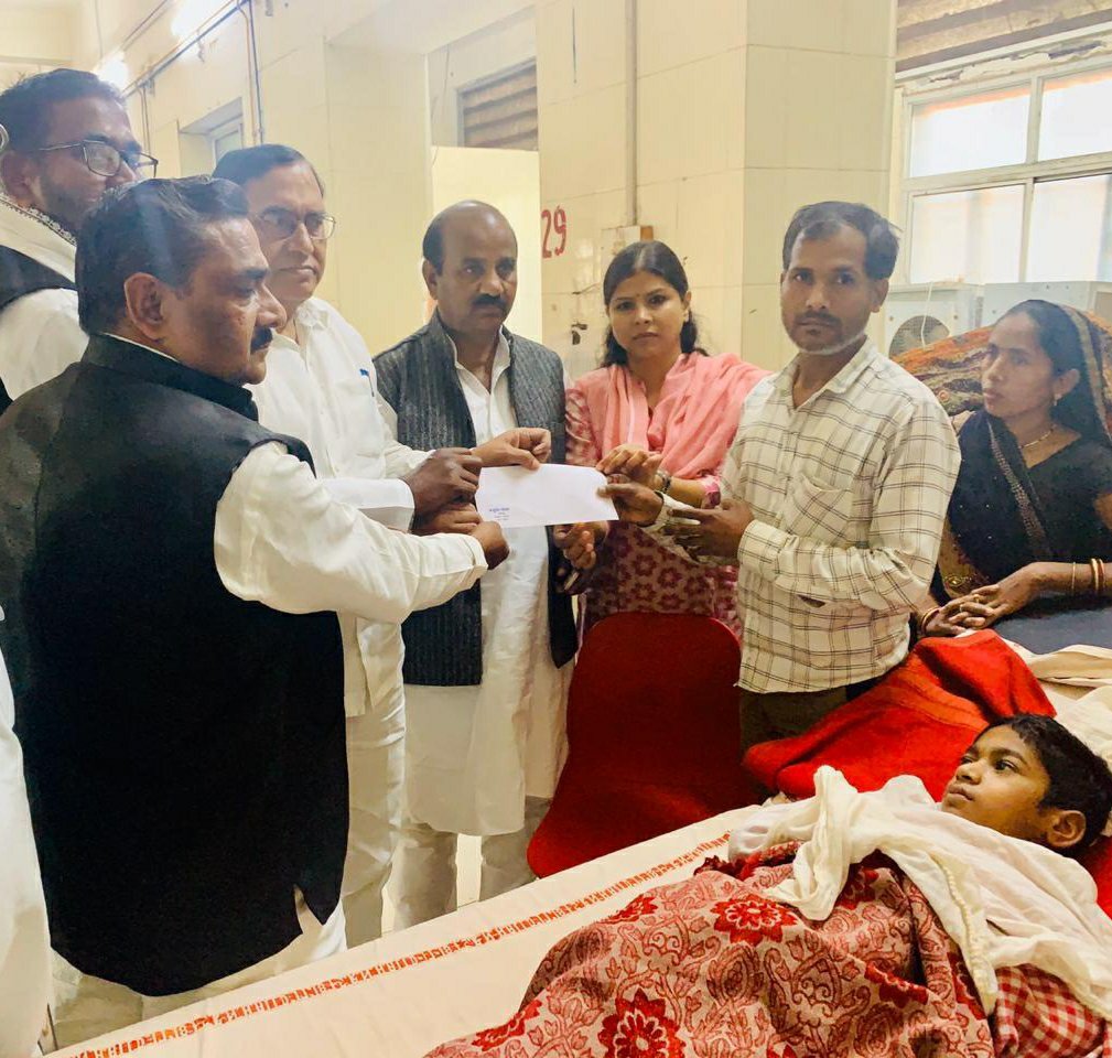 हंडिया थाना क्षेत्र के शिवपुर गांव निवासी आशीष पाल के दबंगों द्वारा दोनों हाथ काट दिए जाने की सपा के राष्ट्रीय अध्यक्ष श्री अखिलेश यादव ने की कड़े शब्दों में निंदा, पार्टी कोष से की आर्थिक मदद, परिजन को सौंपा चेक | New India Times