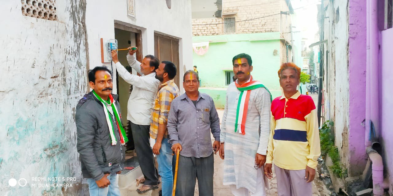 कम खर्च में घरों के मीटर लगवाकर सत्येन्द्र शर्मा ने मनाया होली का महापर्व | New India Times