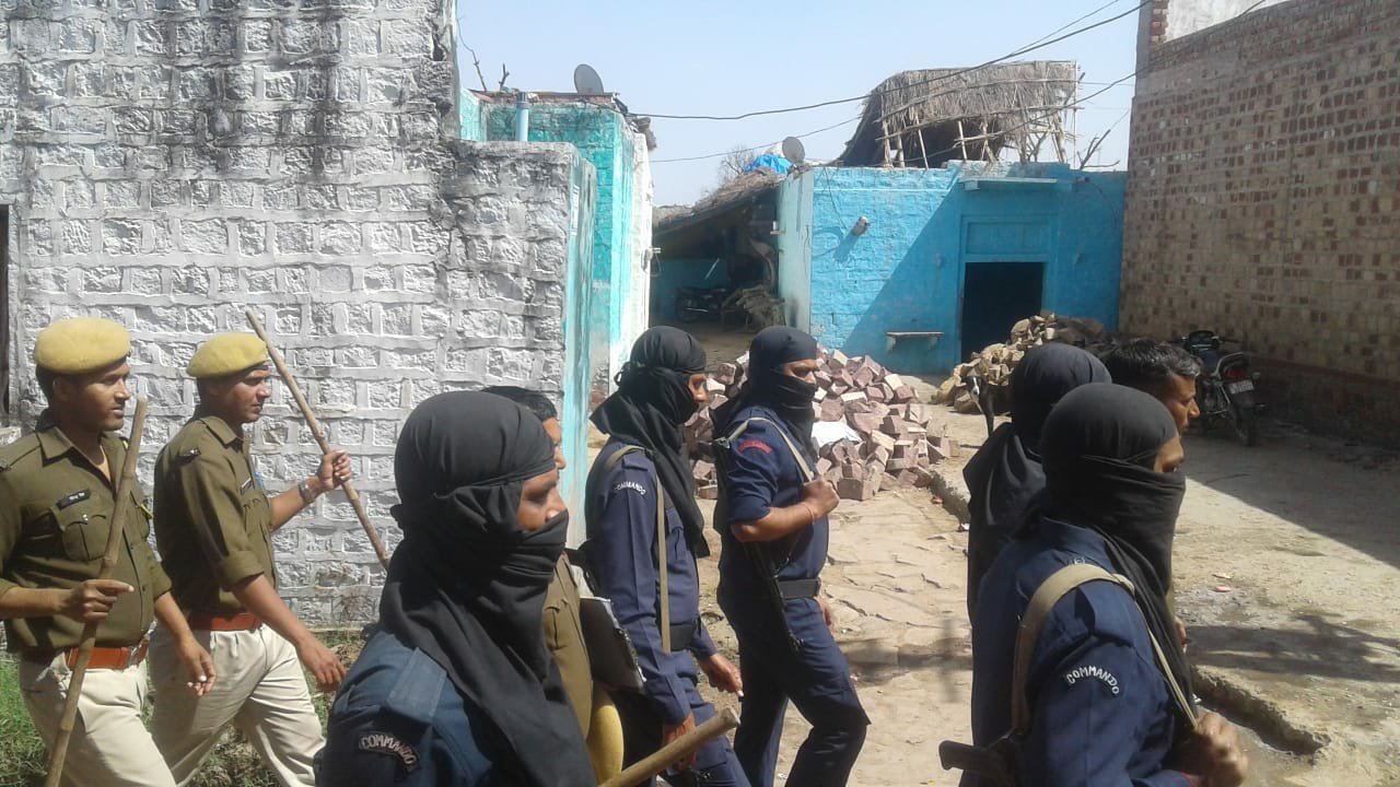 धौलपुर जिला के सैपऊ पंचायत चुनाव शांतिपूर्ण कराने के लिए थाना सैंपऊ पुलिस ने किया पैदल फ्लैग मार्च | New India Times