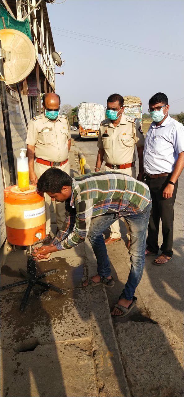 कोरोना से दो-दो हाथ करने मैदान में उतरा परिवहन विभाग, आरटीओ ने वाहन चालकों के सेनीटाइजर से धूलवाए हाथ 2 कोरोना से दो-दो हाथ करने मैदान में उतरा परिवहन विभाग, आरटीओ ने वाहन चालकों के सेनीटाइजर से धूलवाए हाथ | New India Times