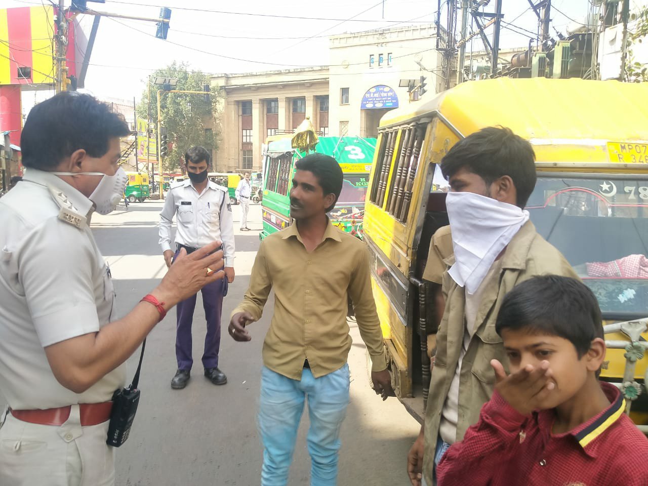 पुलिस अधीक्षक नवनीत भसीन के निर्देश पर जिले के विभिन्न थानों एवं कार्यालयों में कोरोना वायरस से बचने के लिए पुलिस कर्मियों को किये गये मास्क और सेनेटाइजर वितरित | New India Times