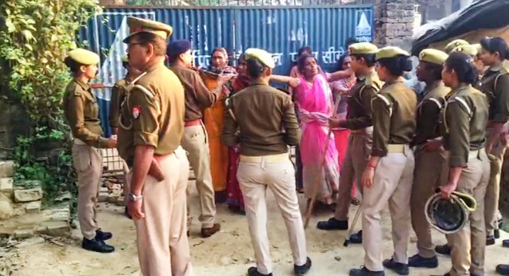 बीजेपी नेता के दबाव में प्रशासन द्वारा एक परिवार को बेघर करने का आरोप | New India Times