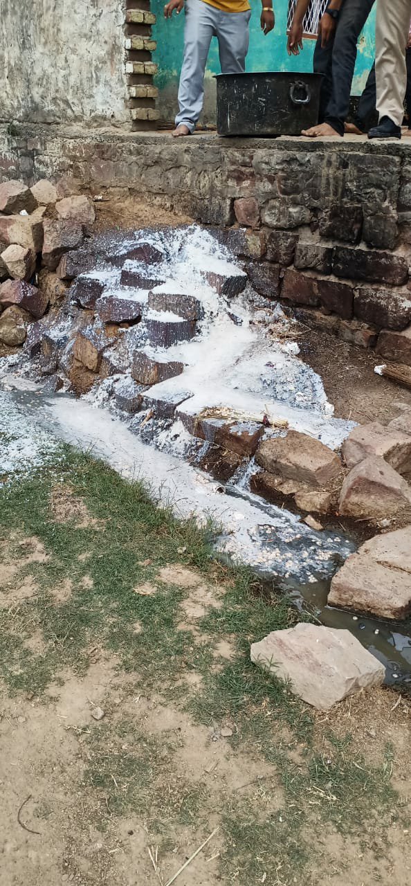 धौलपुर पुलिस की लॉक डाउन पर सख्त कार्यवाही, मृत्यु भोज के लिए बन रहे खाने को बंद कराते हुए दो व्यक्तियों को किया गिरफ्तार | New India Times